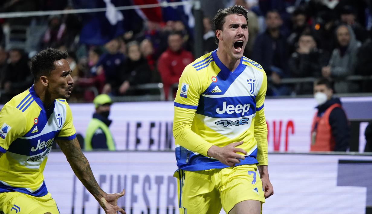 Penyerang Juventus, Dusan Vlahovic (kanan) melakukan selebrasi usai mencetak gol pada pertandingan lanjutan Liga Serie A Italia di Stadion Unipol Domus, Cagliari, Italia, Minggu (10/4/2022). Juventus menang atas Cagliari 2-1. (Alessandro Tocco/LaPresse via AP)