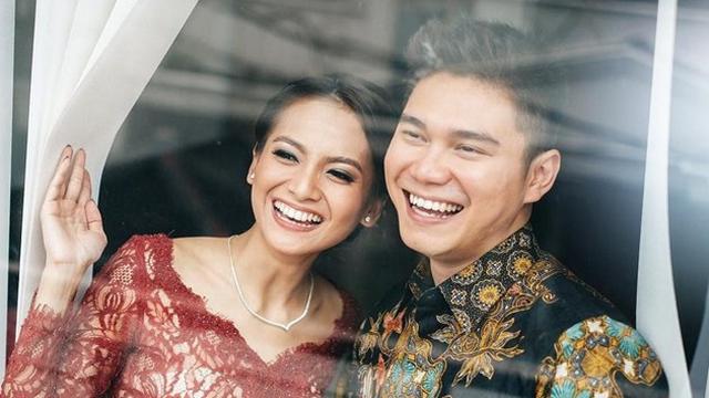 7 Potret Lawas Pasangan Selebriti saat Lamaran, Bikin Nostalgia