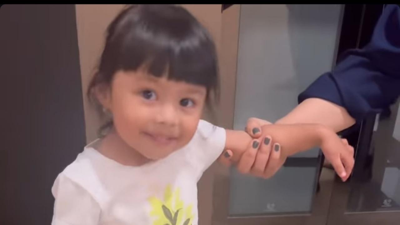 Potret Ameena Pakai Sepatu Heels