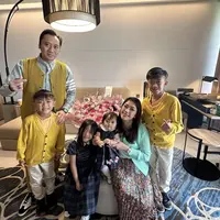 Aliya Rajasa dikenal dengan gaya kompaknya bersama keluarga. Kali ini, paduan warna kuning dan biru membuat tampilan keluarganya begitu ceria. [Foto: Instagram/ Foto: Ruby_26/ebyfamily]