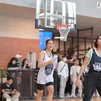 Dipuji Seperti Anak SMA, Ini 6 Potret Nabila Syakieb Saat Main Basket. (Foto: instagram.com/nsyakieb85)