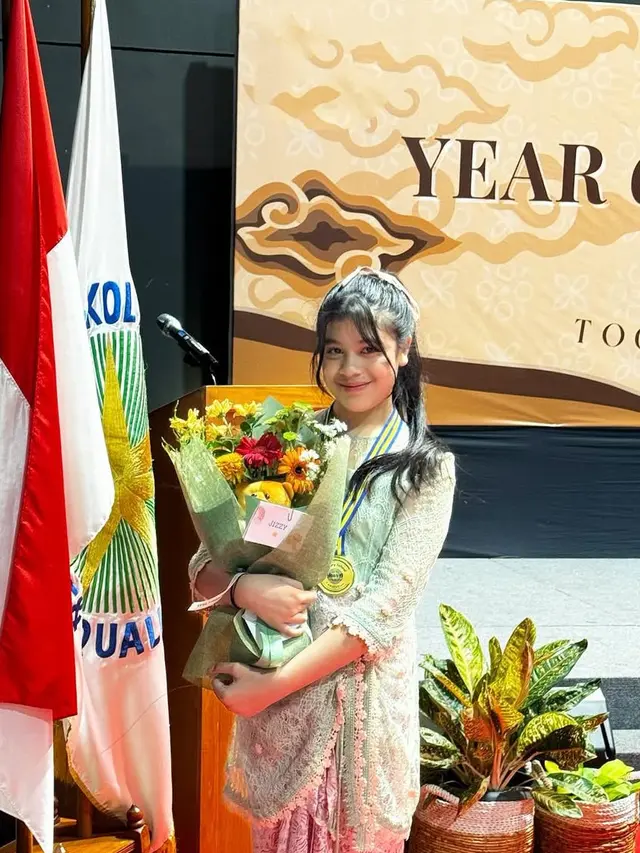 Vino G. Bastian dan Marsha Timothy saat Hadir Wisuda Putri Semata Wayang. [@marshatimothy]