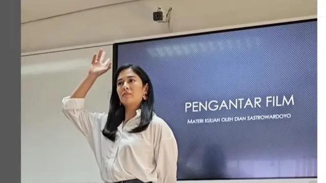 Gaya Kasual Dian Sastrowardoyo Saat Mengajar di Kampus, Pakai Kemeja Putih dan Celana Jeans