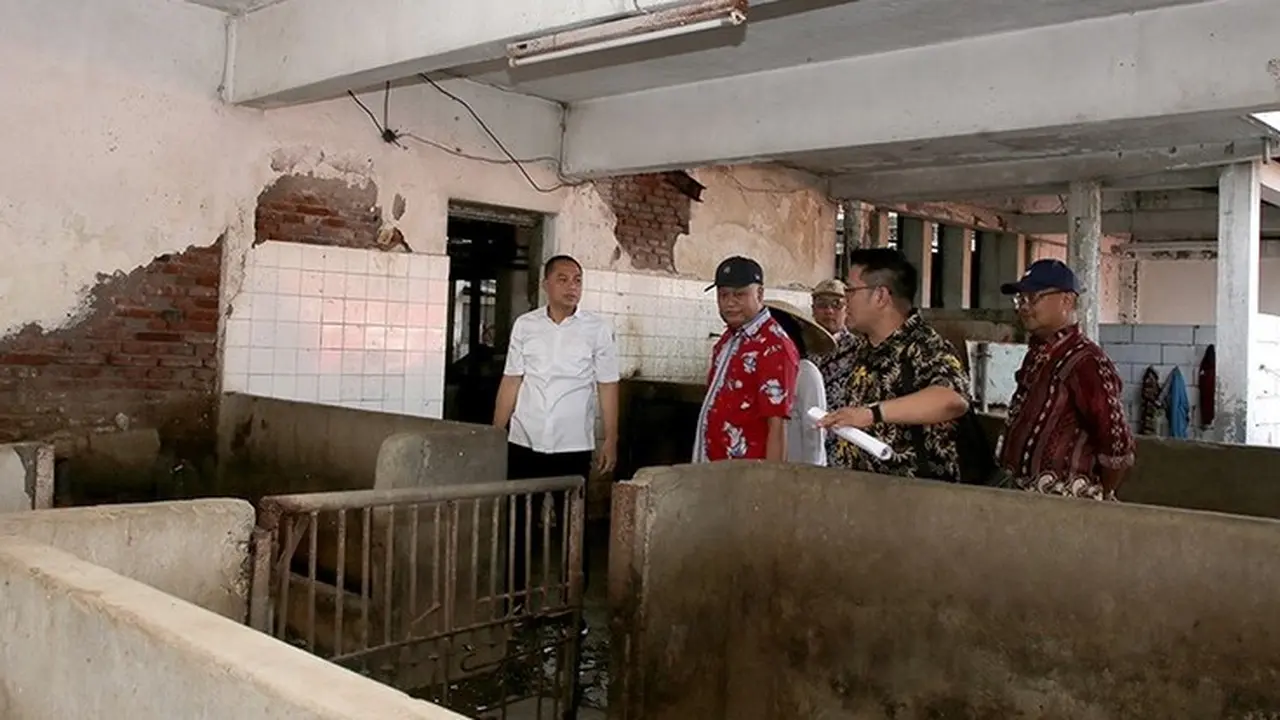 Eri Cahyadi saat sidak ke tempat pemotongan babi di Pegirian Surabaya. (Istimewa)
