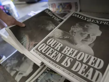 Surat kabar yang didedikasikan untuk kematian Ratu Elizabeth II terlihat di sebuah agen koran di Manchester, Inggris, Jumat (9/9/2022). Ratu Elizabeth II, pemangku tahta terlama dalam sejarah Inggris, meninggal pada Kamis 8 September dalam usia 96 tahun. (AP Photo/Jon Super)