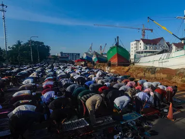 Umat Islam melaksanakan salat Idul Fitri 1445 Hijriah di Pelabuhan Sunda Kelapa, Jakarta, Rabu (10/4/2024). (merdeka.com/Arie Basuki)