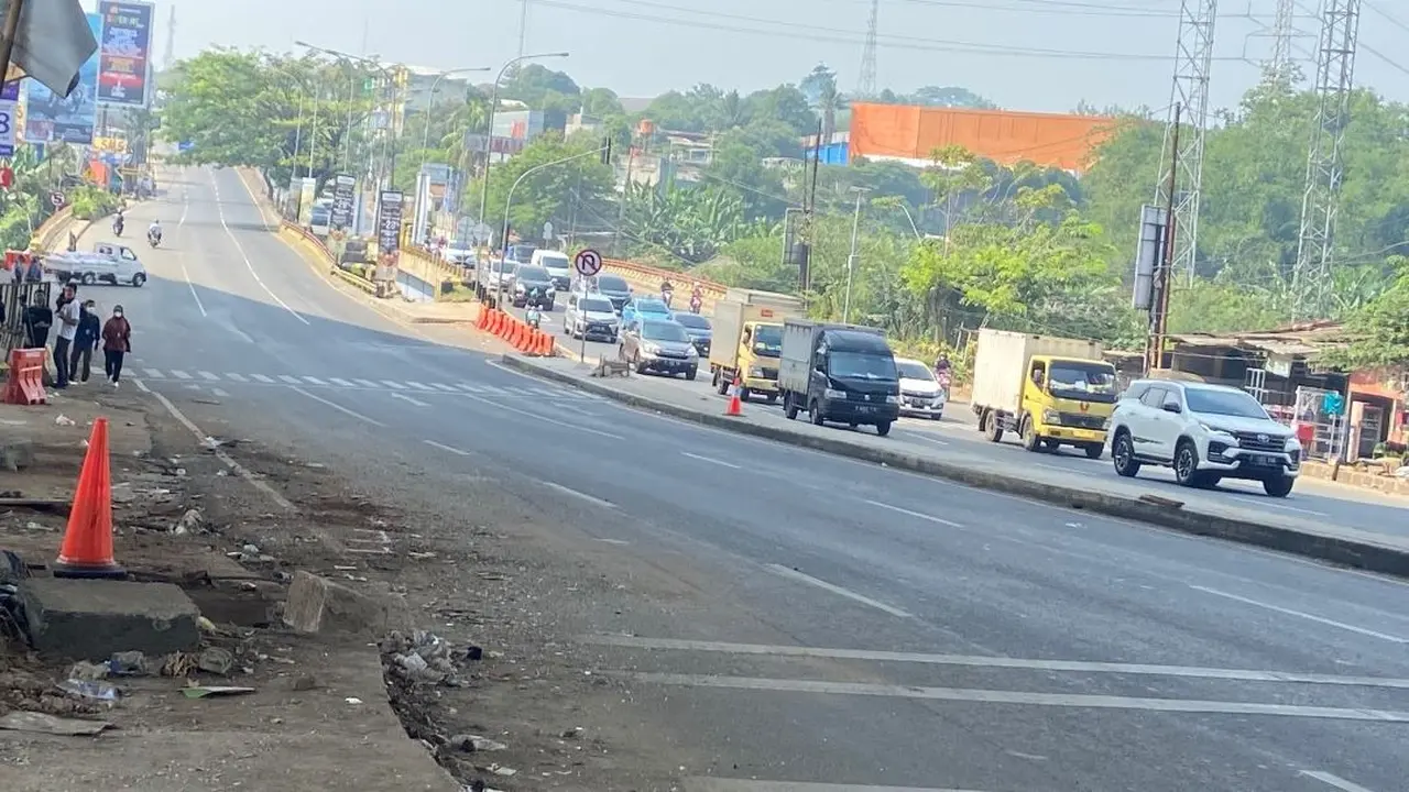 kecelakaan maut truk tangki BBM Pertamina di Jalan Transyogi, Cibubur, Jawa Barat.