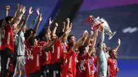 Kapten Bayern Munchen, Manuel Neuer, mengangkat trofi saat selebrasi juara Liga Champions di Stadion The Luz, Portugal, Senin (24/8/2020). Bayern Munchen berhasil menjadi juara usai menaklukkan PSG 1-0. (David Ramos/Pool via AP)