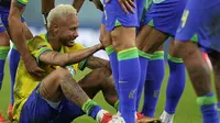 Pemain Brasil Neymar menangis setelah kalah adu penalti dari Kroasia pada perempat final Piala Dunia 2022 di Stadion&nbsp;Education City, Al Rayyan, Qatar, Jumat, 9 Desember 2022. (AP Photo/Martin Meissner)