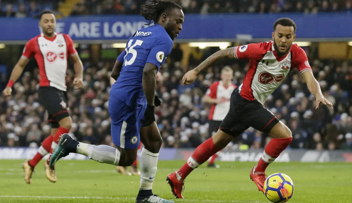 Aksi pemain Chelsea, Victor Moses (kiri) melewatia adangan pemain Southampton, Ryan Bertrand pada laga Premier League di Stamford Bridge, London, (16/12/2017). Chelsea menang 1-0. (AP/Tim Ireland)