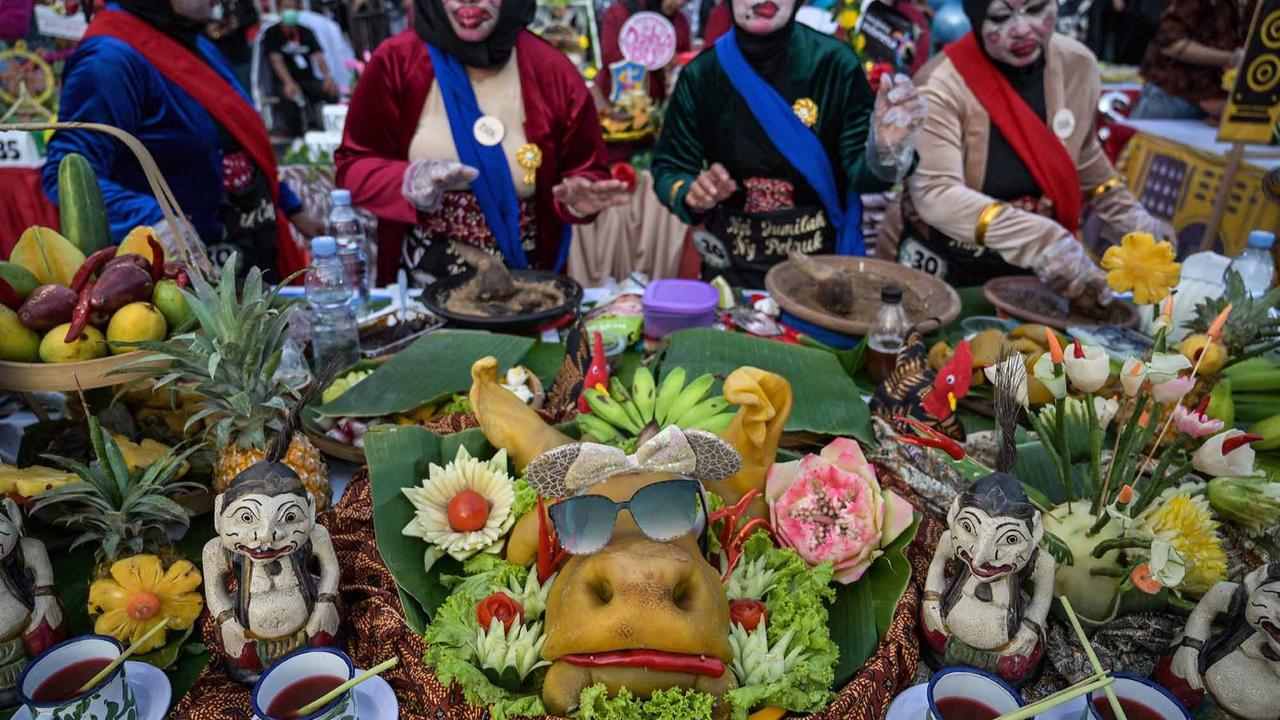 FOTO: Keseruan Warga Kota Surabaya Dengan Aneka Kostum Unik Mengikuti Festival Rujag Uleg