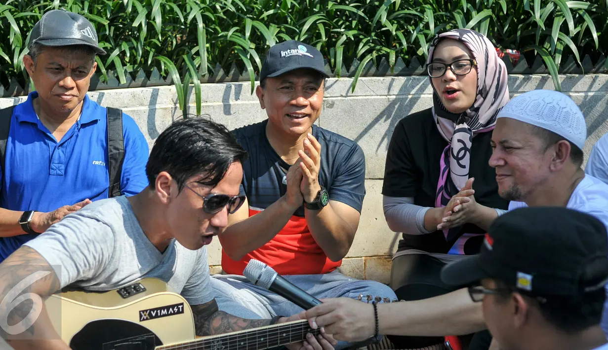 Ketua MPR RI, Zulkifli Hasan bernyanyi bersama Melek Indonesia dan komunitas se-Jabodetabek saat acara CFD, Jakarta, Minggu (3/4/2016).  Melek Indonesia gelar ngobrol bareng bersama Ketua MPR RI di Car Free Day. (Liputan6.com/Yoppy Renato)