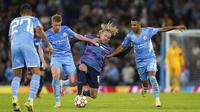 Pemain RB Leipzig Emil Forsberg (tengah) berebut bola dengan pemain Manchester City Kevin De Bruyne dan Riyad Mahrez (kanan) pada pertandingan Grup A Liga Champions di Stadion Etihad, Manchester, Inggris, Rabu (15/9/2021). Manchester City menang 6-3. (Martin Rickett/PA via AP)
