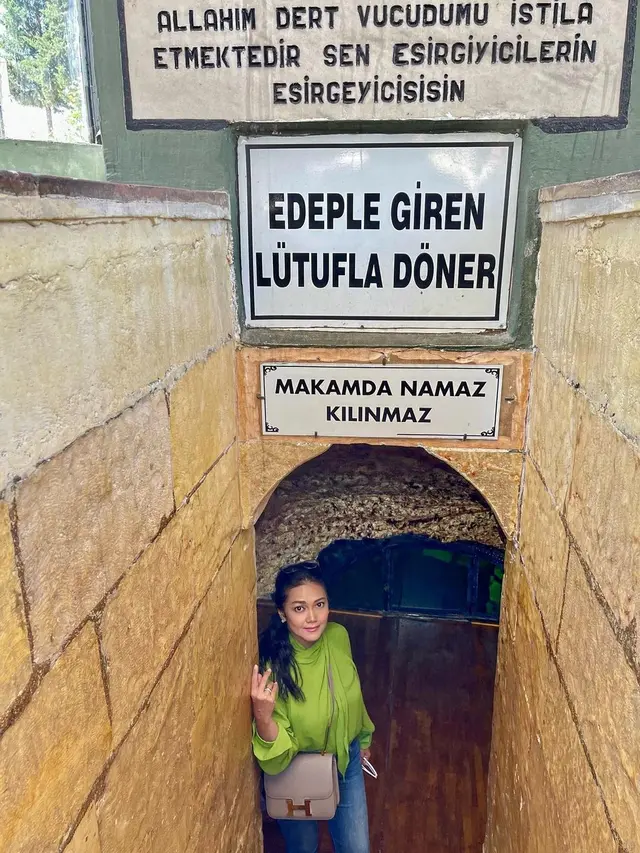 Kunjungi Makam Nabi Ayyub, Ini 7 Potret Liburan Bella Saphira di Turki