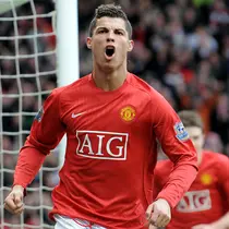 Cristiano Ronaldo yang membela Manchester United dalam dua periode, 2003/2004 hingga 2008/2009 dan 2021/2022 hingga tengah musim 2022/2023 mampu mencetak gol dalam 6 laga beruntun di Premier League. Momen itu terjadi pada musim 2007/2008 mulai pekan ke-29 hingga 34 dengan mencetak total 7 gol termasuk satu kali brace ke gawang Bolton pada pekan ke-30. (AFP/Andrew Yates)