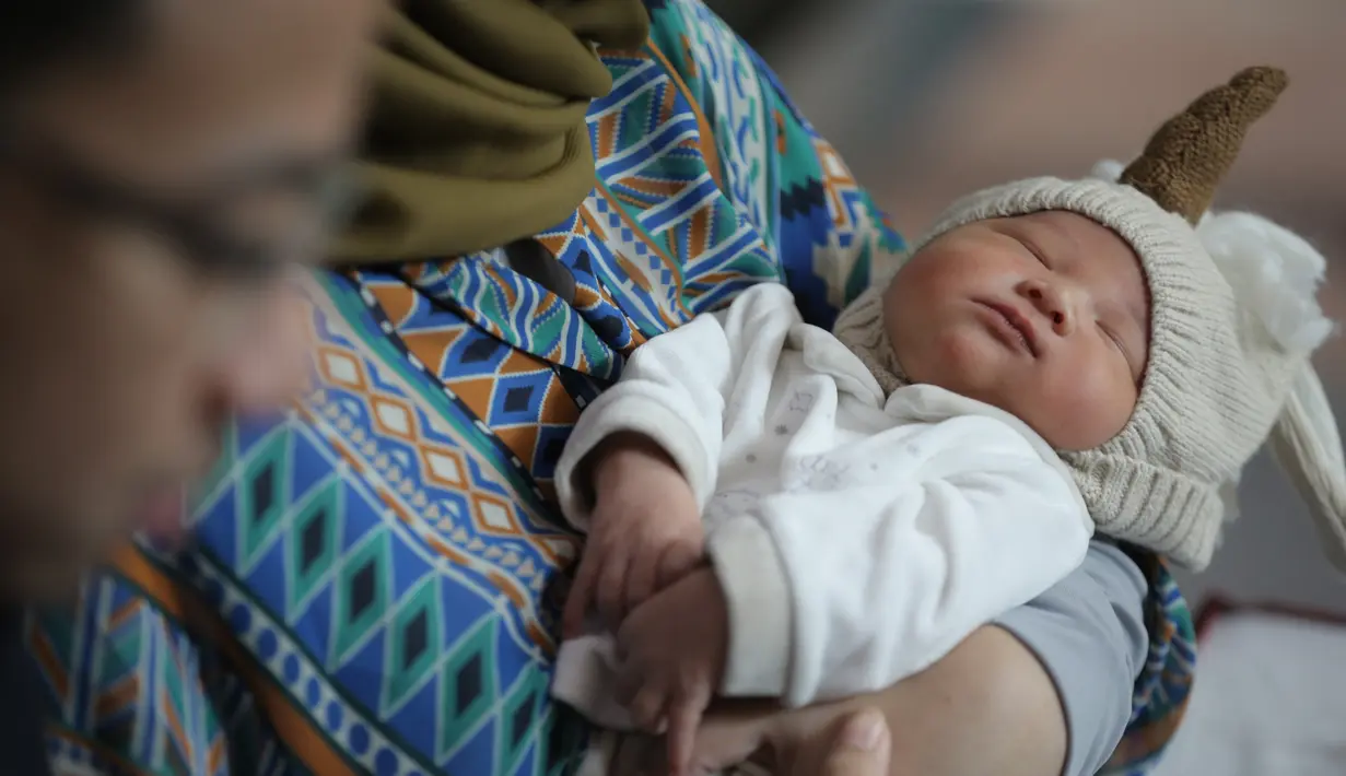 Tidak hanya dari pasangan ini, nama anak kedua ini juga ada campur tangan dari kakak serta anak pertamanya. Kakaknya mengusulkan nama Arkandra. Sedangkan putri pertamanya, Khanza menyumbangkan nama Kandra. (Nurwahyunan/Bintang.com)