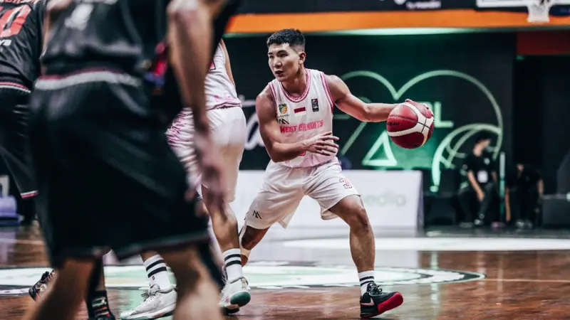 Aksi pemain West Bandits Christian Gunawan di laga pembuka IBL 2023