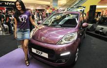 Model cantik saat peluncuran Peugeot 107 di Plaza EX