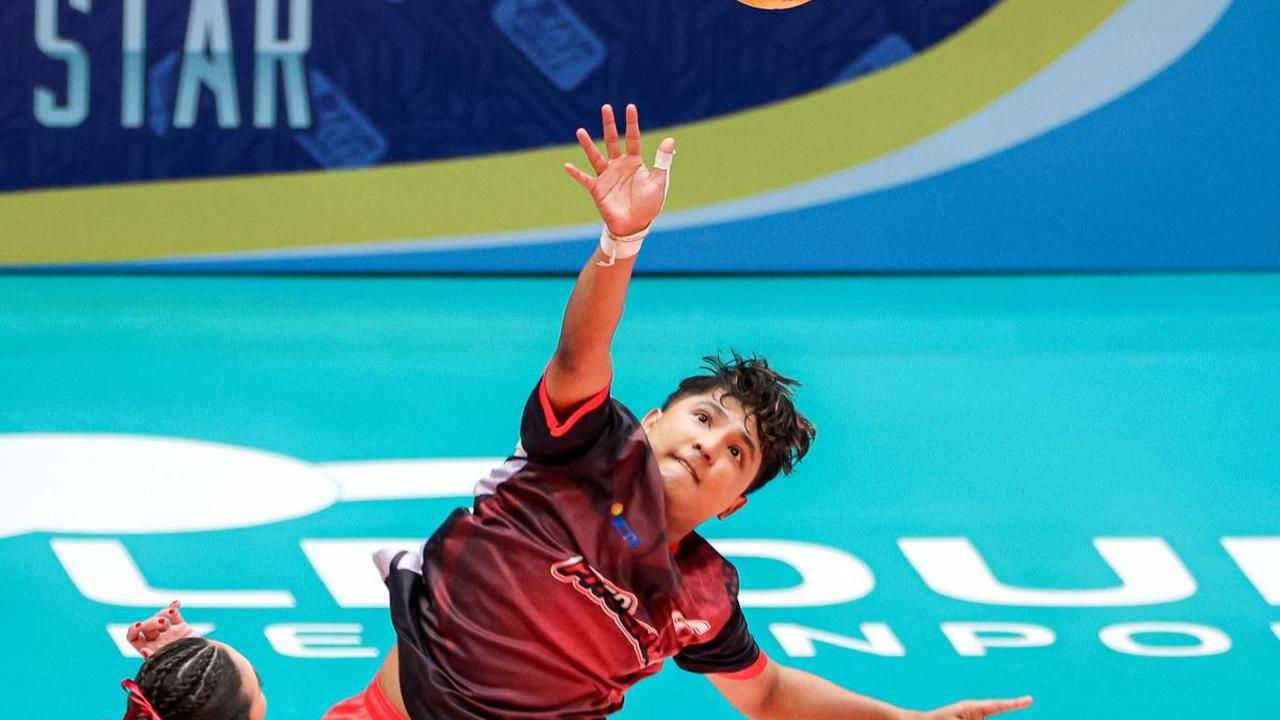 Aksi Jirayut melepaskan smash keras yang membuat Indonesia Arena bergemuruh, pada Sabtu (20/4/2024)). Artis-artis ternama Indonesia turut meramaikan pertandingan voli bertajuk Fun Volleyball Celebrity Match yang mengawali laga ekshibisi antara Indonesia A