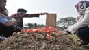 Keluarga korban meninggal Covid-19 saat berziarah di TPU Tegal Alur, Jakarta, Kamis (25/6/2020). Menurut petugas makam TPU Tegal Alur, selama masa PSBB Transisi jumlah pemakaman jenazah dengan protap Covid-19 meningkat dibanding bulan lalu. (merdeka.com/Iqbal S Nugroho)