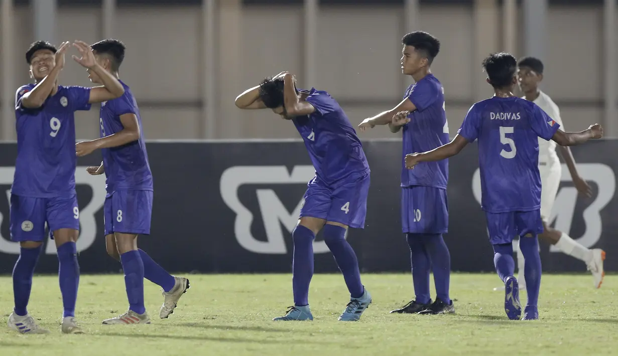 Pemain Filipina tampak kecewa usai golnya dianulir wasit saat melawan Timnas Indonesia U-16 pada laga babak Kualifikasi Piala AFC U-16 2020 di Stadion Madya, Jakarta, Senin (16/9/2019). Indonesia menang 4-0 atas Filipina. (Bola.com/M Iqbal Ichsan)