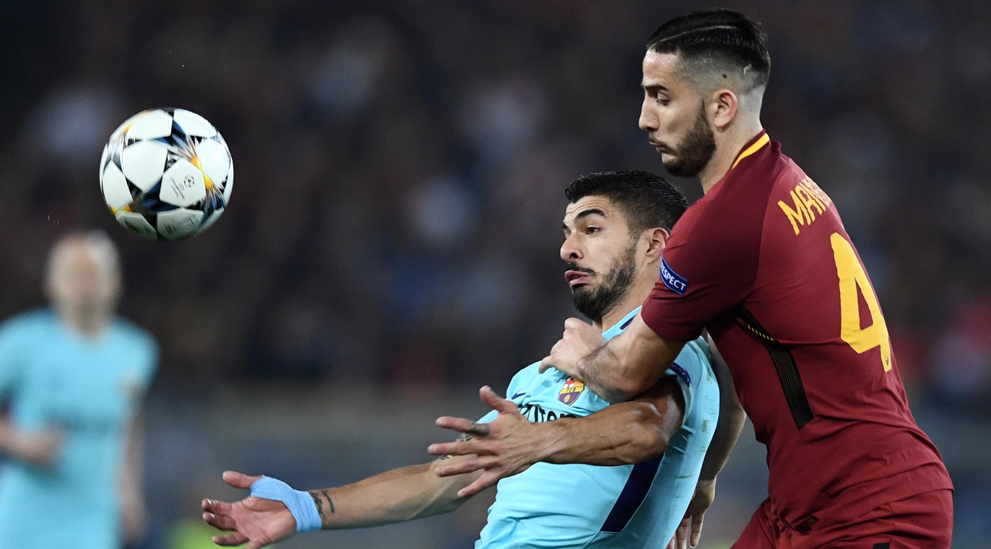Pemain Barcelona, Luis Suarez Suarez berebut bola dengan pemain AS Roma, Kostas Manolas pada laga leg kedua perempat final Liga Champions di Stadion Olimpico, Selasa (10/4). AS Roma menggilas Barcelona 3-0 untuk merebut tiket semifinal. (LLUIS GENE/AFP)