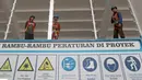 Para pekerja dengan peralatan lengkap saat melakukan renovasi venue Atletik Stadion Madya di Kawasan Senayan Sport Center, Jakarta (12/10/2017). Renovasi stadion tersebut untuk menyambut Asian Games 2018. (Bola.com/Nicklas Hanoatubun)