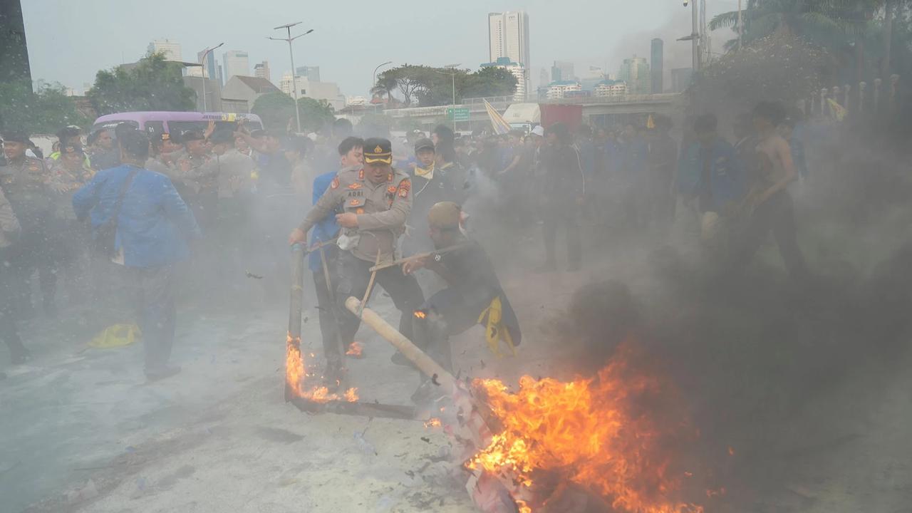 FOTO: Demo PMII di DPR Berujung Ricuh