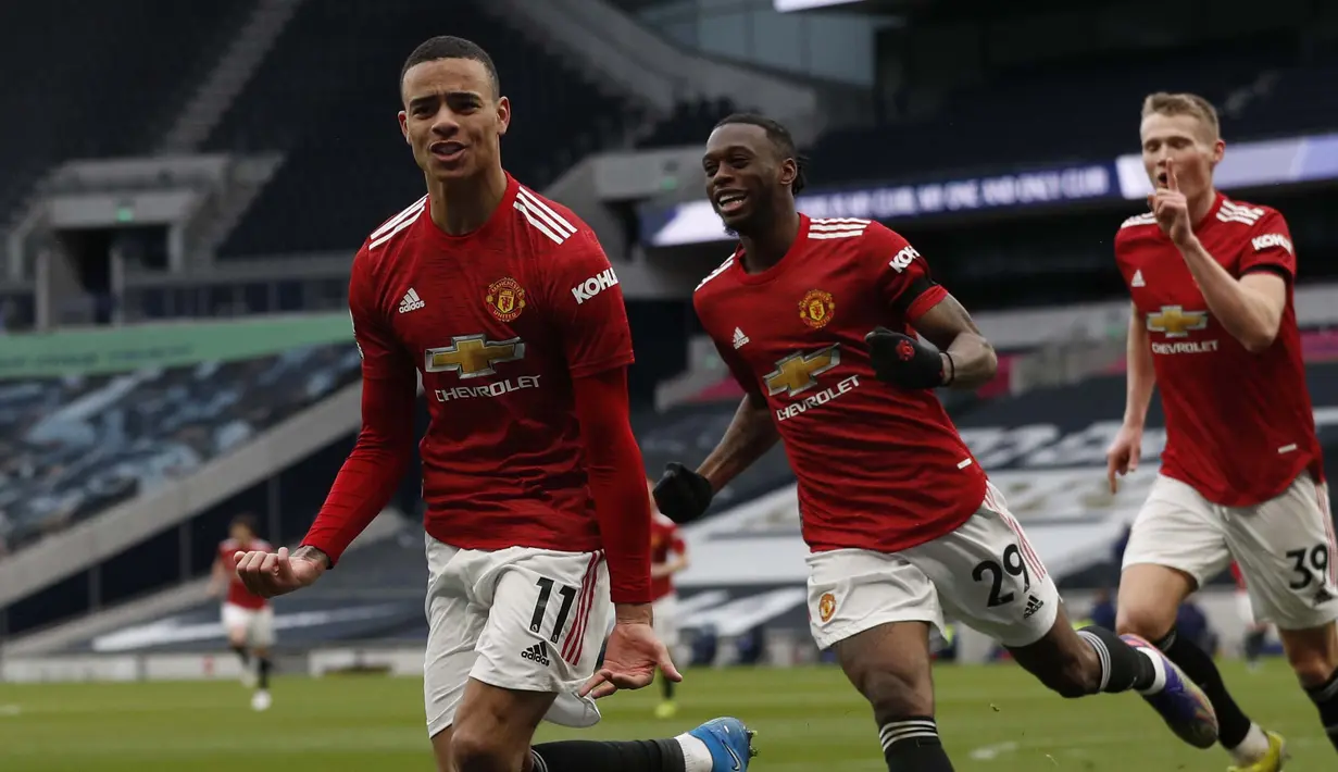 Tottenham terus berusaha mencari gol penyeimbang di sisa pertandingan. Namun, justru United yang mampu menambah keunggulan lewat gol Greenwood pada menit-menit akhir injury time. United pun membawa pulang kemenangan 3-1 dari markas Spurs. (Foto: AP/Pool/Adrian Dennis)