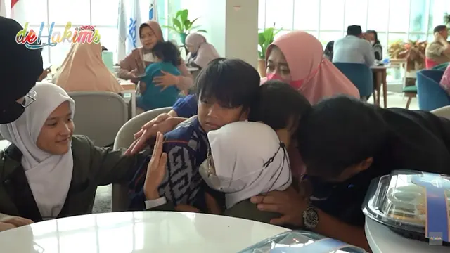 Irfan Hakim Jenguk Kedua Putri Kembarnya di Pesantren