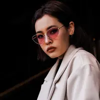 Musim hujan bukan penghalang untuk tetap stylish saat beraktivitas.(Foto: unsplash.com)