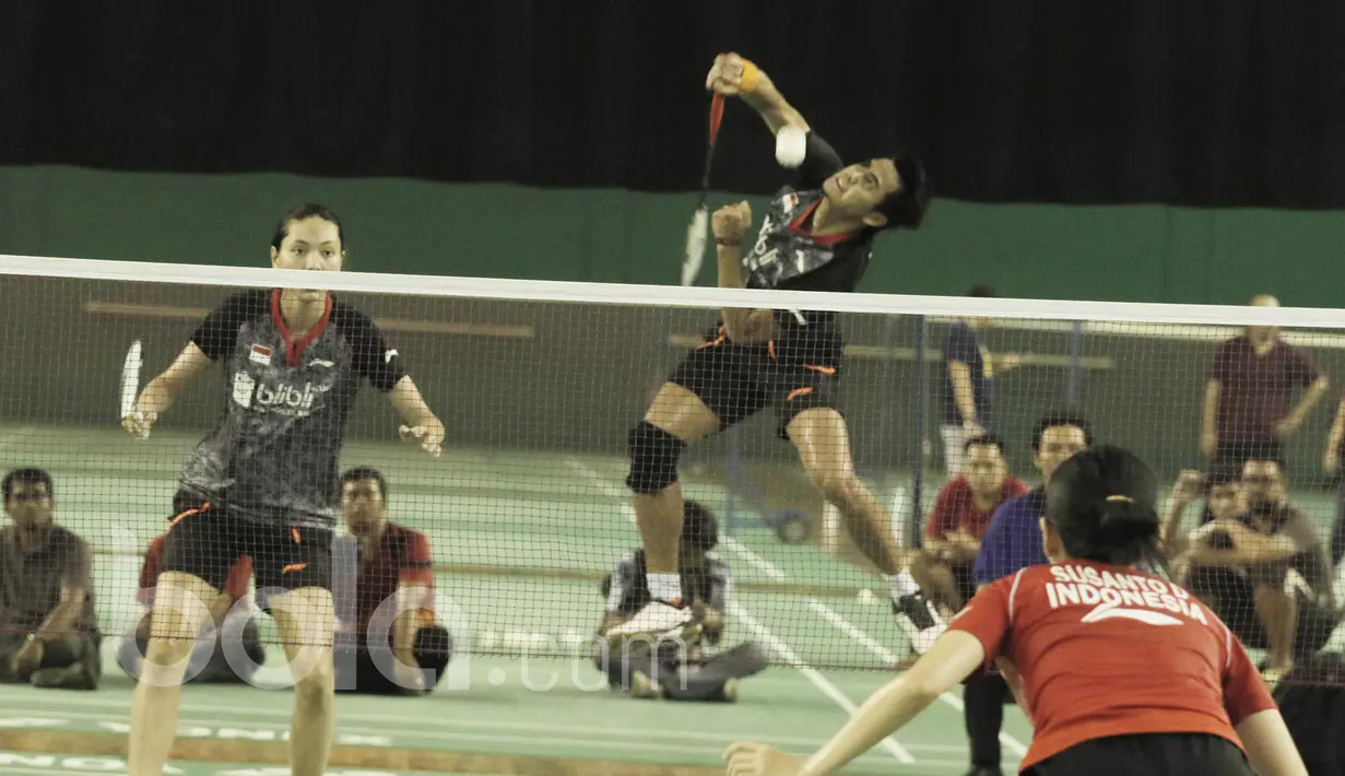 Pebulu tangkis, Tontowi Ahmad dan Gloria Emanuella, saat bertanding dalam  simulasi Piala Sudirman di lapangan Pelatnas PBSI, Jakarta, Sabtu (13/05). Simulasi untuk mematangkan persiapan menuju Piala Sudirman di Australia. (Bola.com/M Iqbal Ichsan)
