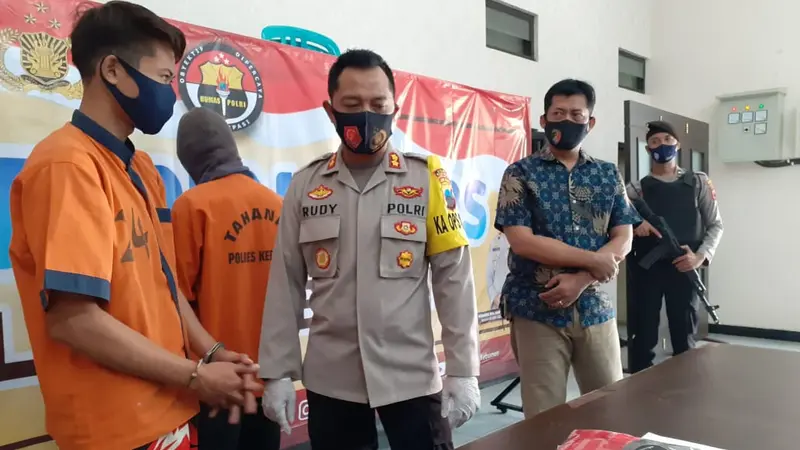 Dua pemuda di Kebumen dibekuk polisi lantaran diduga merudapaksa seorang gadis bergiliran karena kerap menonton film porno Jepang. (Foto: Liputan6.com/Polres Kebumen)