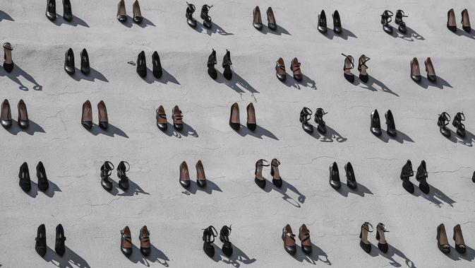 Pameran seni kontemporer yang meletakkan 440 sepatu perempuan di dinding sebuah bangunan di Istanbul, Selasa (17/9/2019). Karya seniman Turki Vahiot Tuna itu bertujuan untuk meningkatkan kesadaran perempuan tentang kekerasan dalam rumah tangga. (Ozan KOSE/AFP)