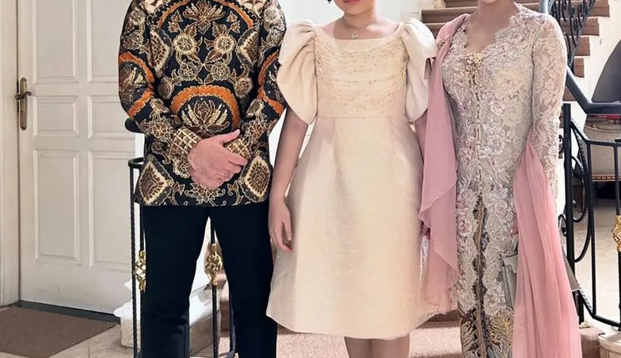 Amore melengkapi tampilannya dengan flat shoes warna nude senada dengan dressnya. Ia pun mengenakan aksesori perhiasan kalung silver berliontin pita serasi dengan anting-antingnya. [@krisdayantilemos]