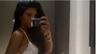 Bikini Putih Pacar Nasri Siratkan Kemolekan