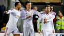 Pemain Manchester United menyambut Juan Mata setelah mencetak gol ke gawang Shrewsbury Town pada putaran kelima Piala FA di Stadion Greenhous Meadow, Shrewsbury, Selasa (23/2/2016) dini hari WIB. (Reuters/Andrew Yates)