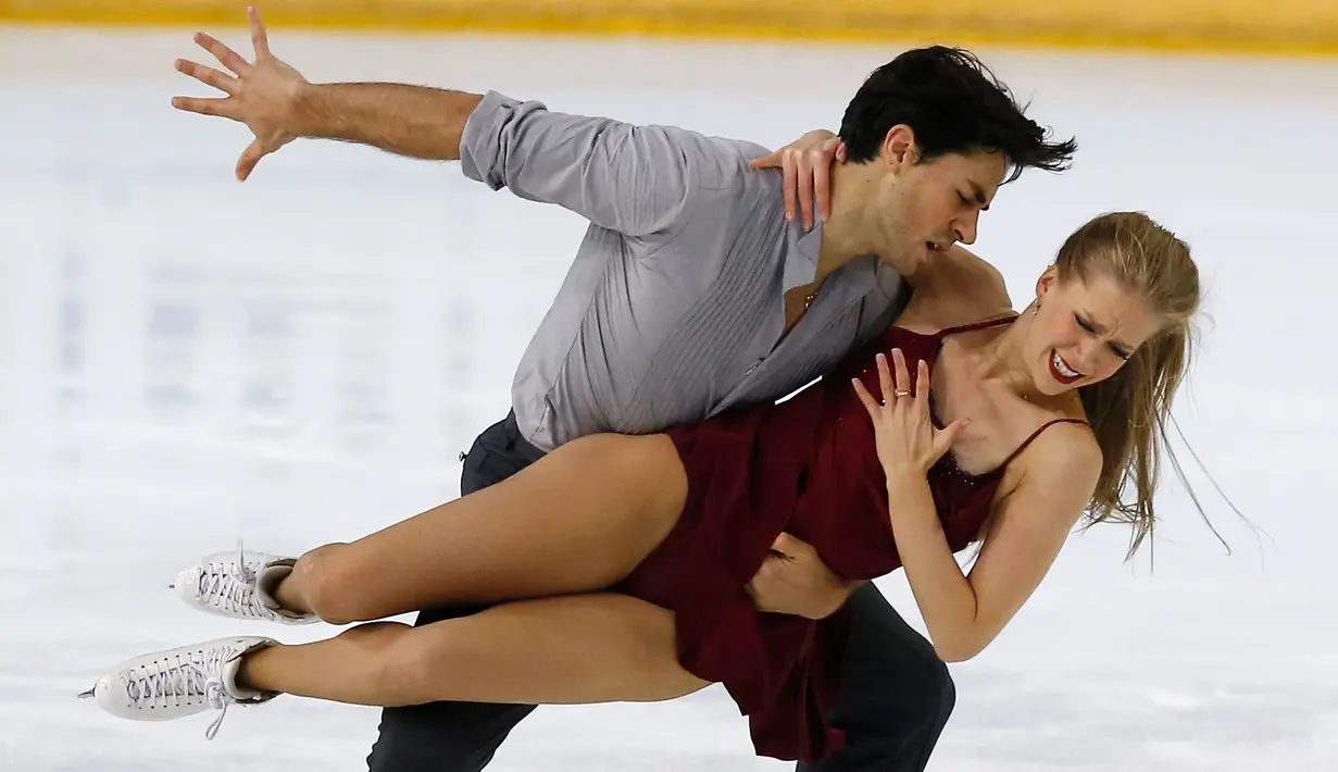 Pasangan atlet Figure Skating, Kaitlyn Weaver dan Andrew Poje dari Kanada tampil menunjukkan gerakan selama bersaing dalam kategori ajang Grand Prix Internationaux de France di Grenoble, Prancis, Sabtu (18/11). (AP Photo/Michel Euler)