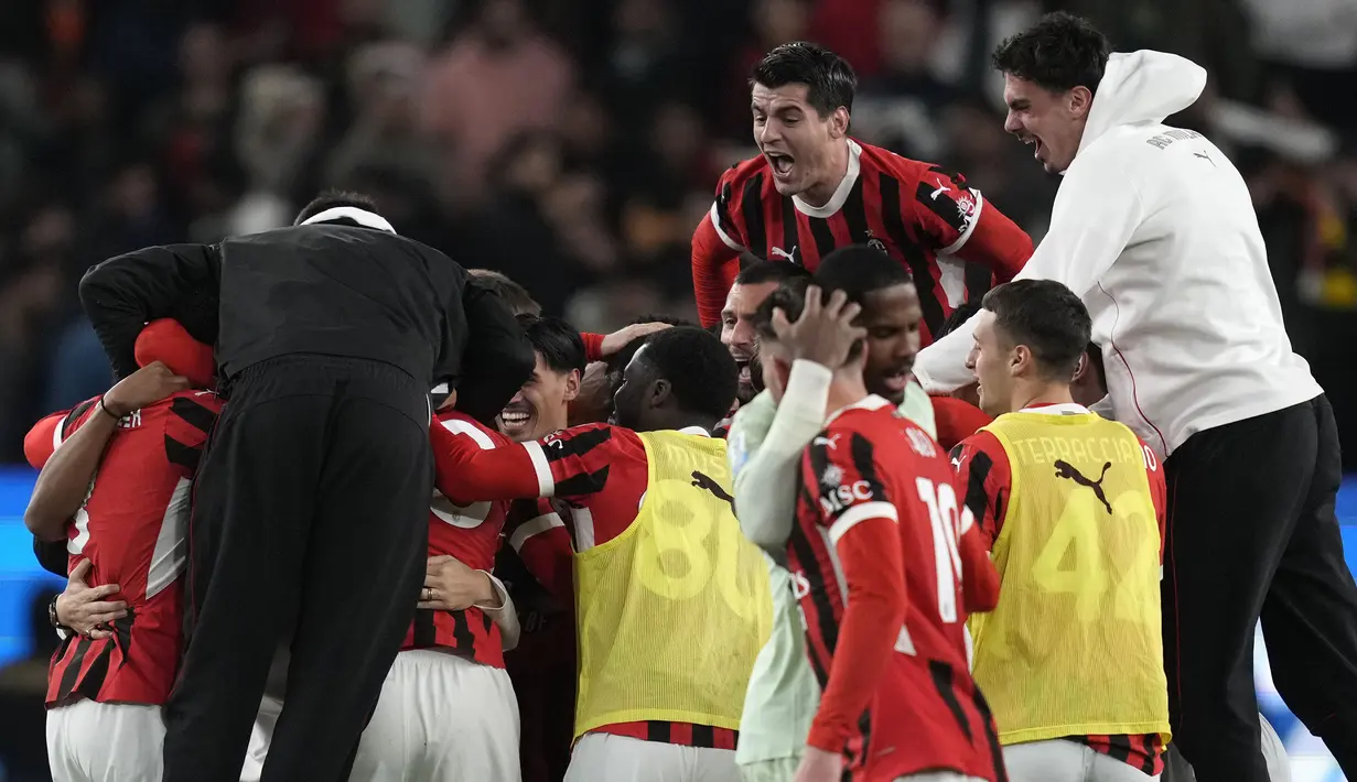 Pemain AC Milan merayakan gol kemenangan timnya yang dicetak oleh Tammy Abraham pada laga final Piala Super Italia 2024/2025 melawan Inter Milan yang berlangsung di Al-Awwal Park, Riyadh, Arab Saudi, Senin (06/01/2025) waktu setempat. (AP Photo/Altaf Qadri)