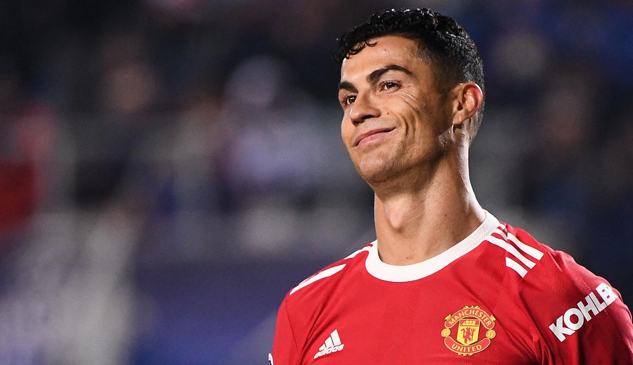 Cristiano Ronaldo menjadi pemain dengan gaji tertinggi di Liga Inggris. CR7 tercatat menerima upah sebesar 485 ribu Pounds per minggu atau setara dengan Rp9,1 miliar per pekannya. (AFP/Marco Bertorello)