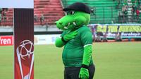 Maskot Persebaya, Jojo dan Zoro. (Bola.com/Aditya Wany)
