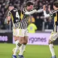 Selebrasi gelandang Juventus, Fabio Miretti (kanan) bersama Andrea Cambiaso setelah mencetak gol penyeimbang 1-1 ke gawang Salernitana pada laga babak 16 besar Coppa Italia 2023/2024 di Juventus Stadium, Turin, Jumat (5/1/2024) dini hari WIB. (dpa via AP Photo/Marco Alpozzi)