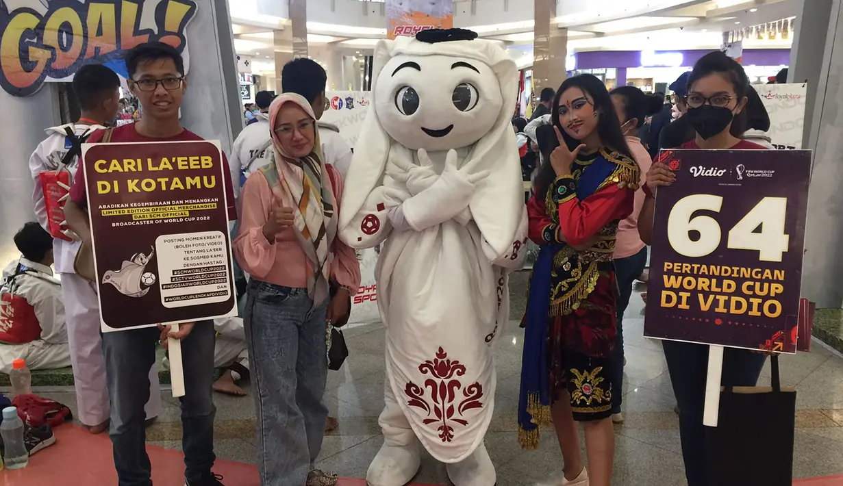 Foto bareng dengan La'eeb tentu menjadi hal yang paling ditunggu-tunggu. Tak cuma anak-anak, orang dewasa pun tak mau kalah untuk bergaya di samping La'eeb. (Procomm Surya Citra Media)