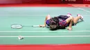 Tunggal putri bulu tangkis Indonesia, Gregoria Mariska Tunjung, terjatuh saat melawan wakil Chinese Taipei, Lin Hsiang Ti, dalam pertarungan babak 16 besar di Istora Gelora Bung Karno, Senayan, Jakarta pada Kamis (23/1/2024) sore WIB. (Bola.com/Abdul Aziz)