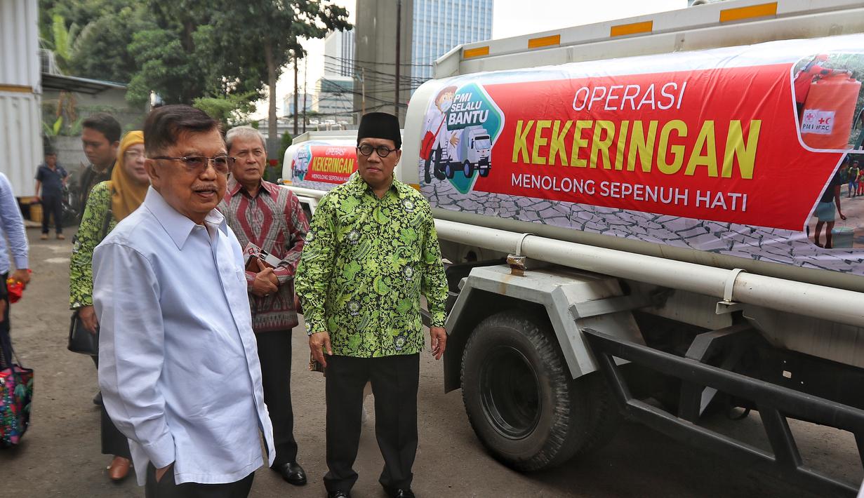 Ketua Umum PMI Jusuf Kalla mendorong PMI di tingkat provinsi maupun kabupaten dan kota untuk menyuplai air bersih sebagai bentuk respons PMI membantu masyarakat yang terdampak kekeringan. (Liputan6.com/Angga Yuniar)