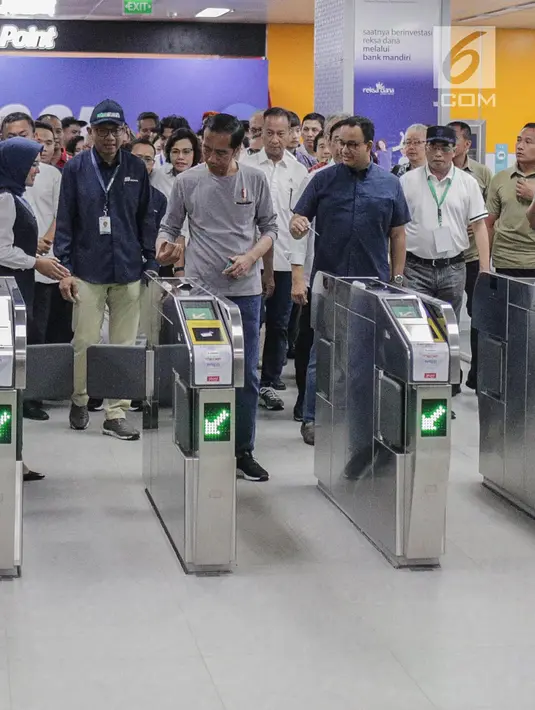 Presiden Joko Widodo menempelkan tiket mAsuk untuk menaiki moda raya terpadu (MRT) di Stasiun MRT Istora Mandiri, Jakarta, Minggu (24/3). MRT beroperasi secara komersial pada 1 April 2019. (Liputan6.com/Faizal Fanani)