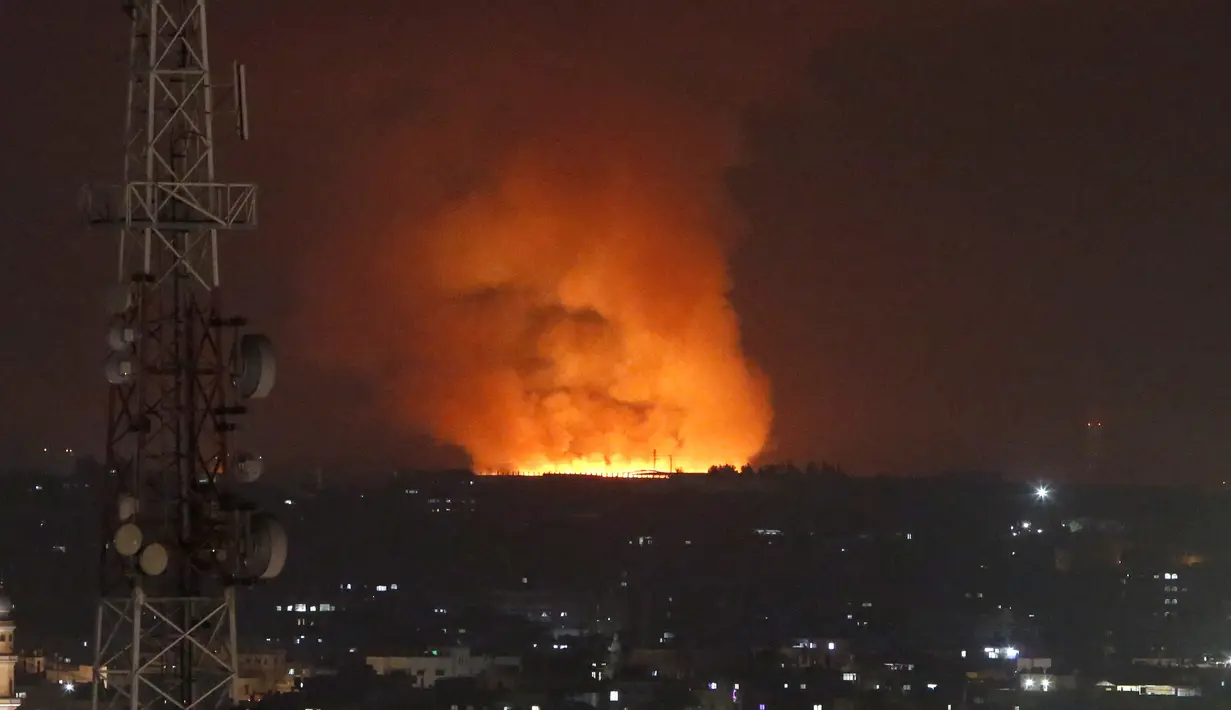 Api membara dan asap mengepul setelah pasukan Israel menyerang di Jalur Gaza, Senin (10/5/2021). Militer Israel menjelaskan, serangan tersebut ditujukan langsung kepada kelompok Hamas yang memang beroperasi di sekitar Gaza. (AP Photo/Hatem Moussa)