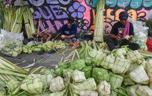FOTO: Jelang Idul Fitri Pedagang Musiman Raup Rezeki dari Kulit Ketupat