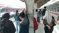 Penumpang Menunggu Hampir Satu Jam Imbas Gangguan KRL di Jakarta Kota (Dokumentasi Pribadi Rina Maharani)