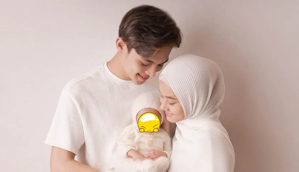 Rona kebahagiaan terpancar dari wajah Rey Mbayang dan Dinda Hauw saat menjalani pemotretan bersama baby Arsha. (Foto: Instagram/@rey_mbayang)